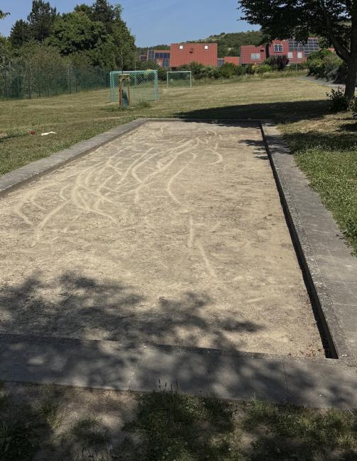 Bahn mit umgebender Wiese und Fußballplatz