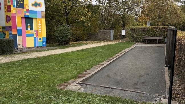 Bahn mit Trafohäuschen