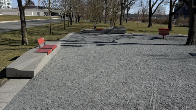 Betonrahmen mit Sitzschalen