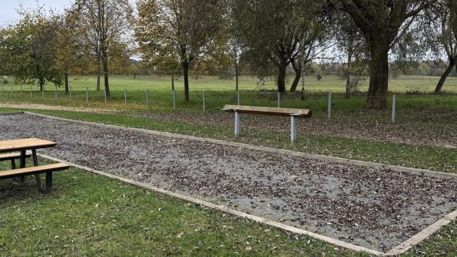 Bahn mit Bäumen im Süden