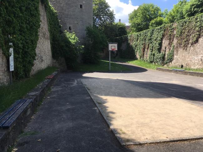 Boulebahn innerhalb der Stadtmauer