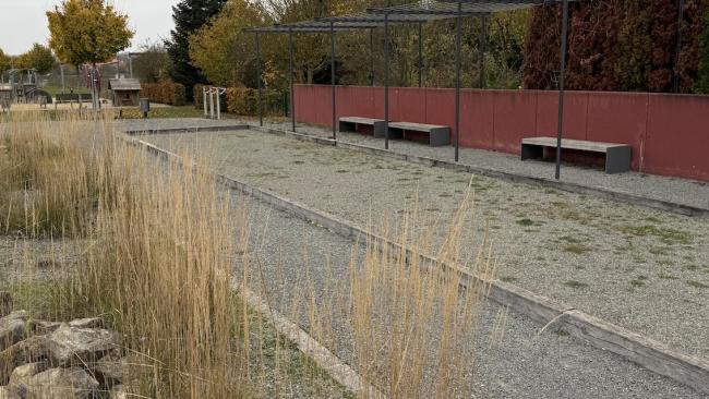 Boulebahn mit angelegtem Gartenstreifen