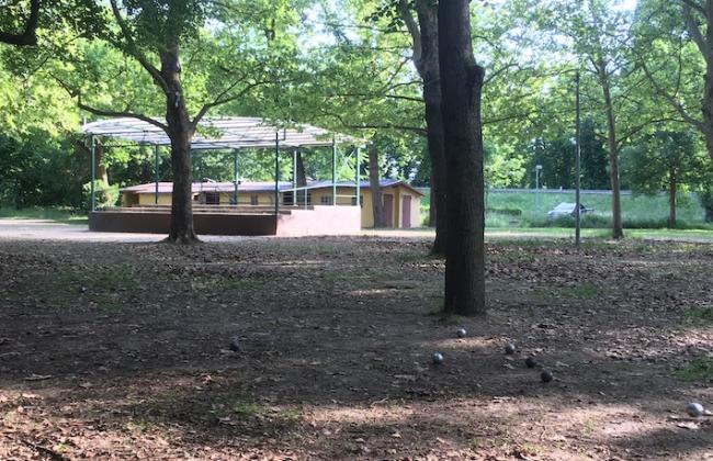 Bäume und Pavillon