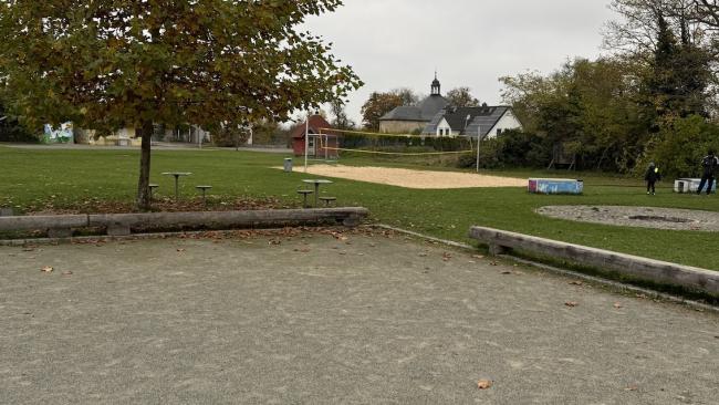 Bahn mit Blick auf das Volleballfeld