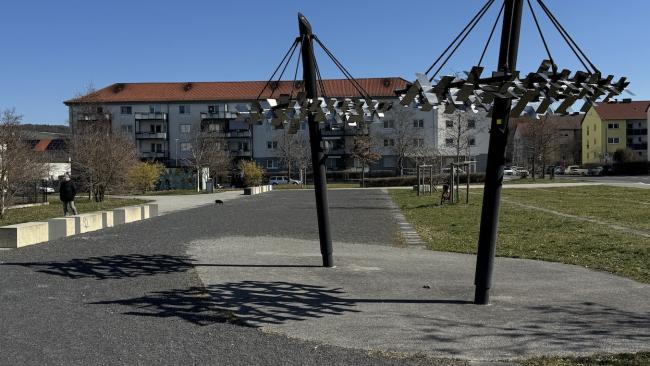künstliche Bäume bieten wenig Schatten