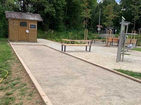 Bahn mit Gartenhäuschen