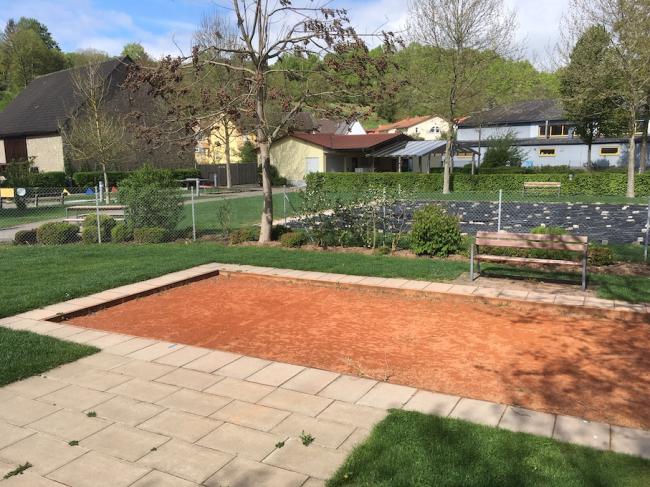 Blick auf Kiosk und Volleyballfeld