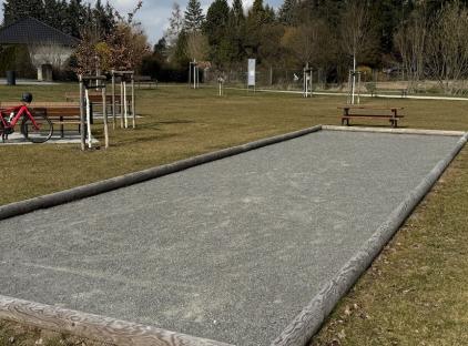 Boulebahn umgeben von einer Wiese