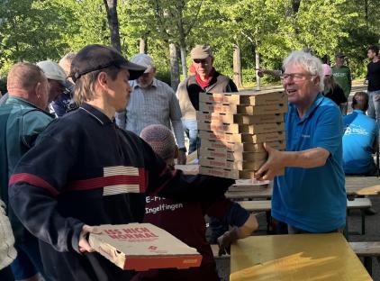 Anlieferung der Pizza