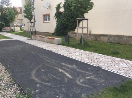 Bahn mit Fußweg und Sitzbank