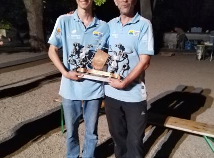 Vater und Sohn mit Siegertrophäe