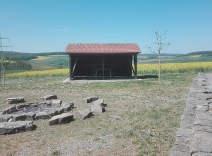 Lagerfeuerplatz mit Grillhütte